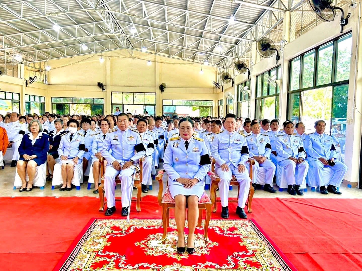 อำเภอหนองม่วง โดยสำนักงานพัฒนาชุมชนอำเภอหนองม่วง ร่วมพิธีถวายน้ำสรงพระบรมศพเบื้องหน้าพระฉายาลักษณ์สมเด็จพระนางเจ้าสิริกิติ์ พระบรมราชินีนาถ พระบรมราชชนนีพันปีหลวง