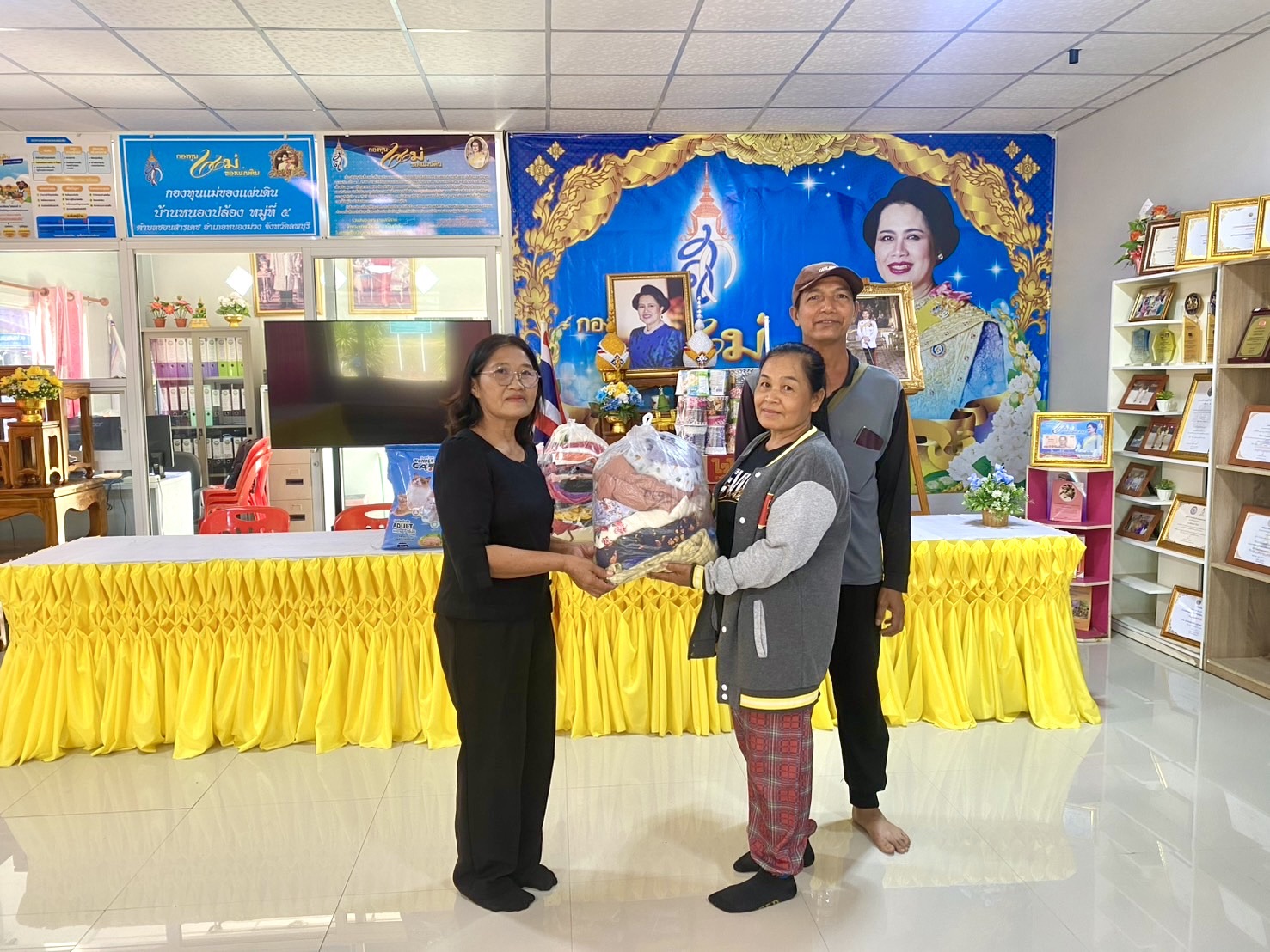 อำเภอหนองม่วง โดยกองทุนแม่ของแผ่นดินบ้านหนองปล้อง หมู่ที่ 5 ตำบลชอนสารเดช ร่วมบริจาคเครื่องอุปโภคบริโภคให้แก่ผู้ประสบอุทกภัยในพื้นที่ภาคใต้ 