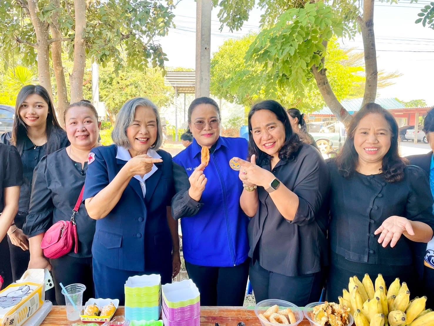 อำเภอหนองม่วง โดยสำนักงานพัฒนาชุมชนอำเภอหนองม่วง ร่วมกับคณะกรรมการพัฒนาสตรีหมู่บ้าน (กพสม.) สนับสนุนอาหารในกิจกรรมบริจาคโลหิต