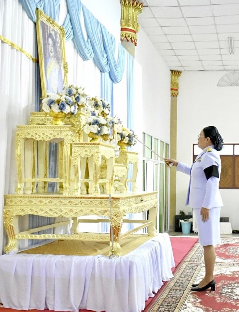 อำเภอหนองม่วง โดยสำนักงานพัฒนาชุมชนอำเภอหนองม่วง ร่วมพิธีบำเพ็ญพระราชกุศลสตมวาร (100 วัน) สมเด็จพระนางเจ้าสิริกิติ์ พระบรมราชินีนาถ พระบรมราชชนนีพันปีหลวง 