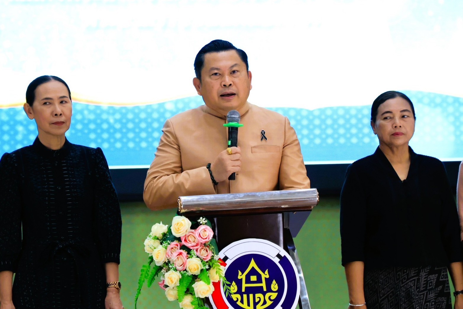 อำเภอหนองม่วง โดยสำนักงานพัฒนาชุมชนอำเภอหนองม่วง ร่วมโครงการ “ร้อยใจสตรีลพบุรี สืบสานพระราชปณิธาน สมเด็จพระนางเจ้าสิริกิติ์พระบรมราชินีนาถ พระบรมราชชนนีพันปีหลวง”