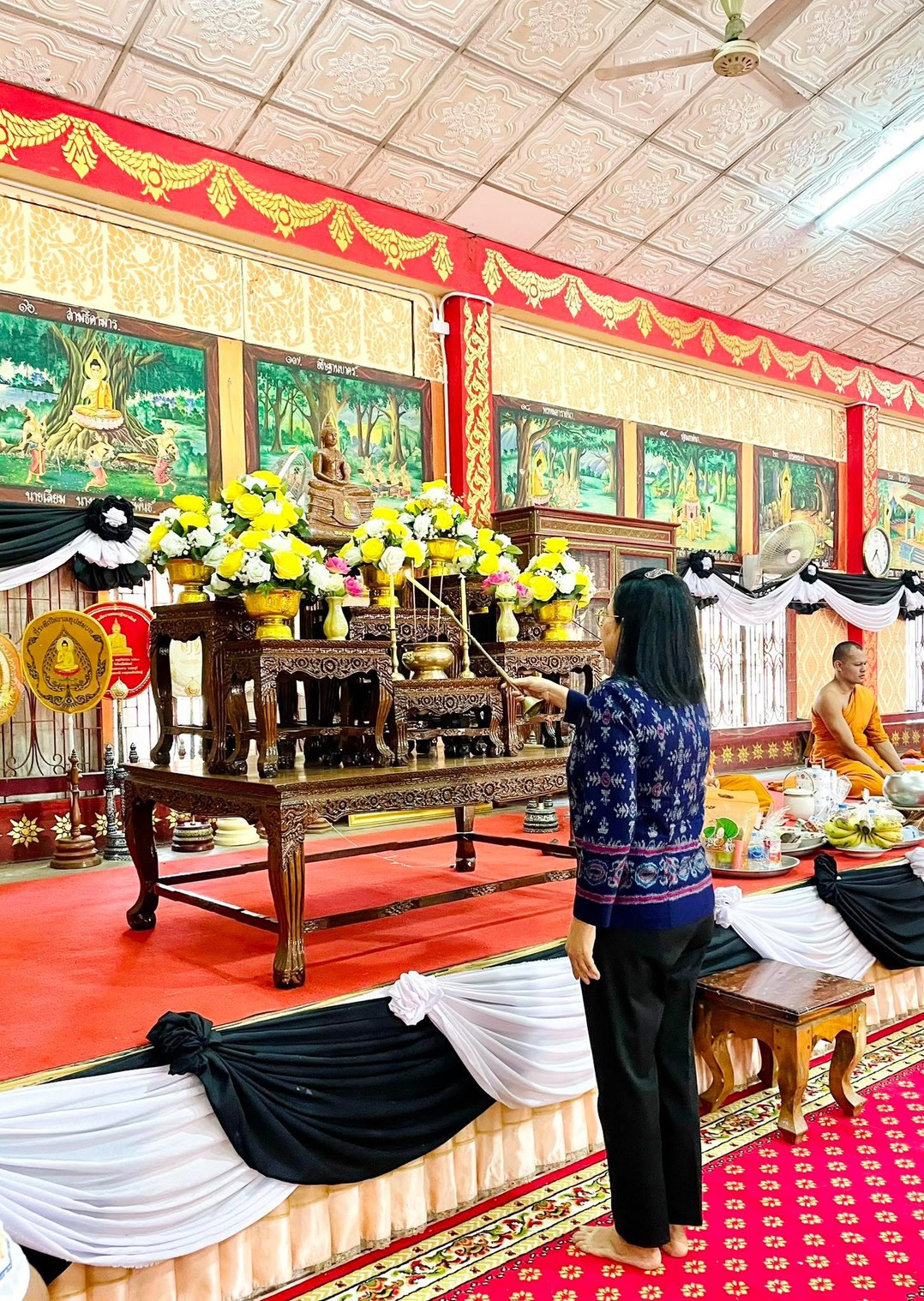 อำเภอหนองม่วง โดยสำนักงานพัฒนาชุมชนอำเภอหนองม่วง ร่วมโครงการเราสุขใจวันพระ ใส่บาตรกับนายอำเภอ