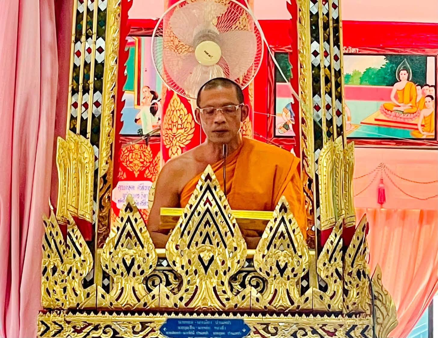 อำเภอหนองม่วง โดยสำนักงานพัฒนาชุมชนอำเภอหนองม่วง ร่วมโครงการเราสุขใจวันพระ ใส่บาตรกับนายอำเภอ