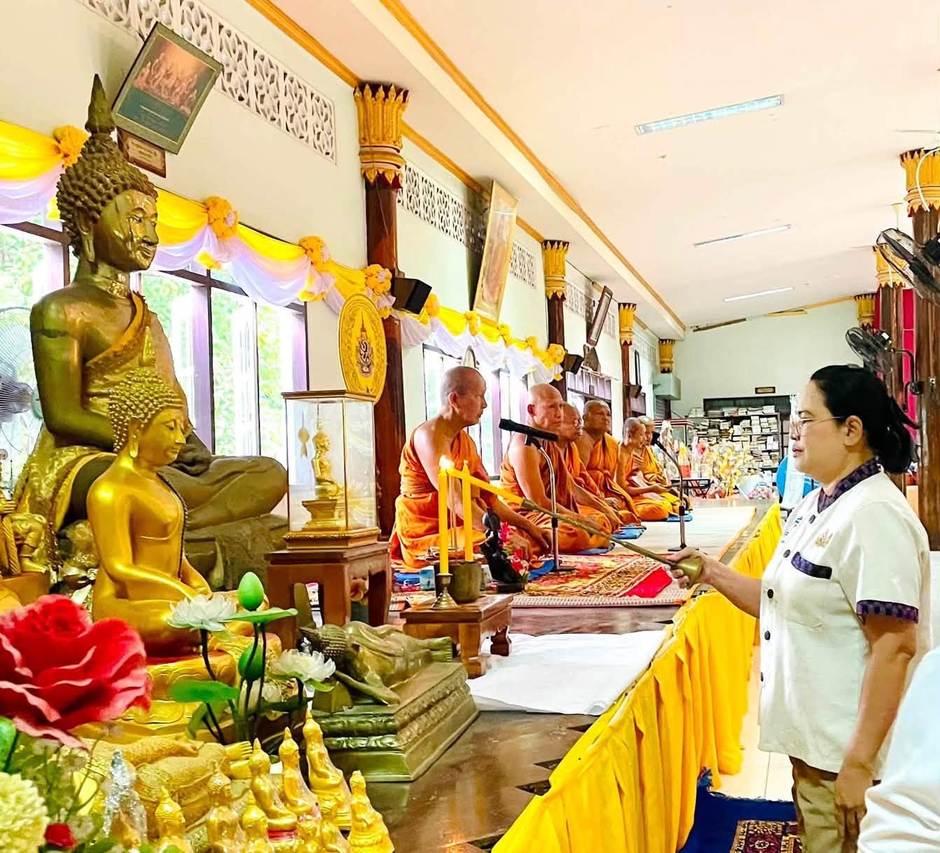 อำเภอหนองม่วง โดยสำนักงานพัฒนาชุมชนอำเภอหนองม่วง ร่วมโครงการเราสุขใจวันพระ ใส่บาตรกับนายอำเภอ
