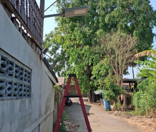 อำเภอหนองม่วง โดยกองทุนแม่ของแผ่นดินบ้านหนองแดง หมู่ที่ 9 ตำบลชอนสารเดช ดำเนินการติดตั้งไฟทางสาธารณะระบบโซลาร์เซลล์ ในพื้นที่ 