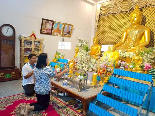 อำเภอหนองม่วง โดยสำนักงานพัฒนาชุมชนอำเภอหนองม่วง ร่วมโครงการเราสุขใจวันพระ ใส่บาตรกับนายอำเภอ