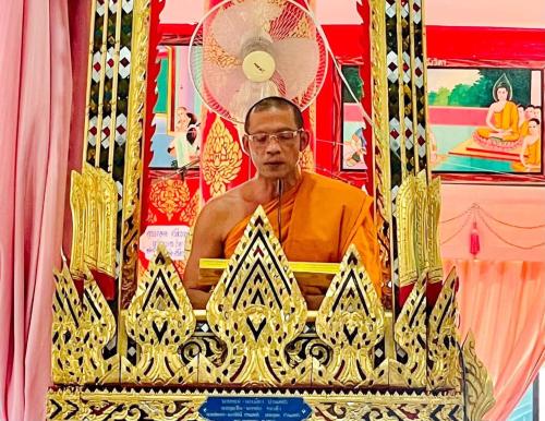 อำเภอหนองม่วง โดยสำนักงานพัฒนาชุมชนอำเภอหนองม่วง ร่วมโครงการเราสุขใจวันพระ ใส่บาตรกับนายอำเภอ